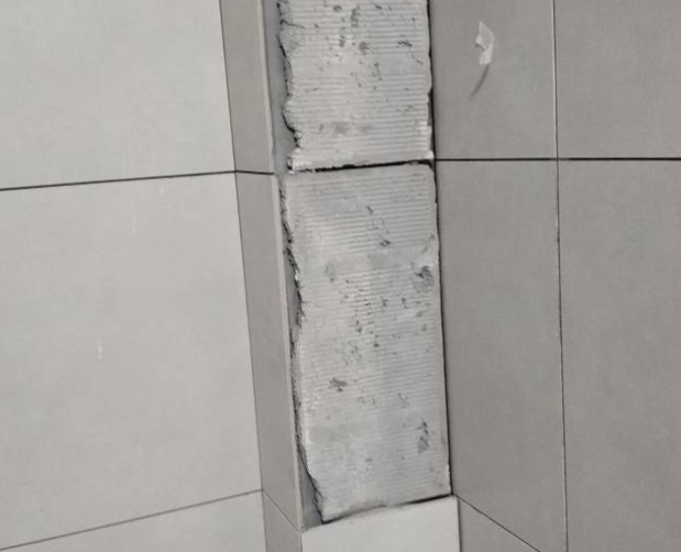 当雄瓷砖空鼓维修公司分享下瓷砖施工前基层浇水润湿程度不足，可能导致以下问题
